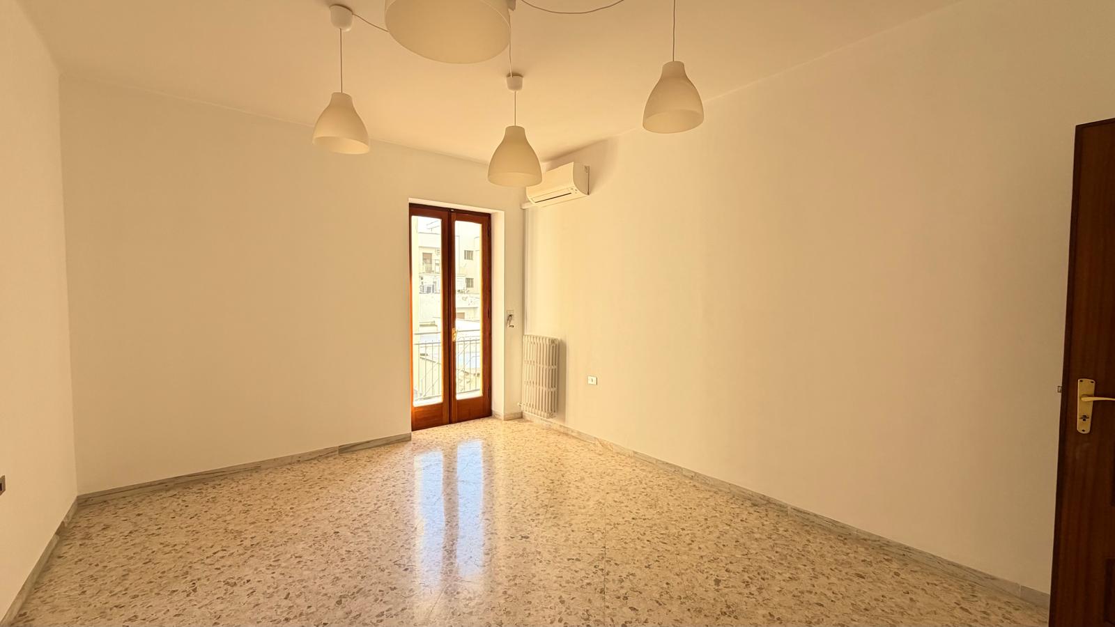 P R E Z Z O R I B A S S A T O - Centrale Appartamento Con Ascensore.